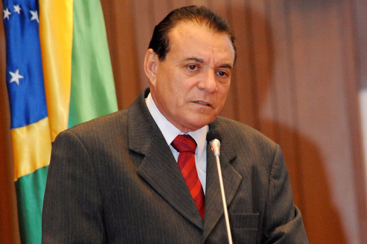 Deputado Raimundo Cutrim (PCdoB) falou sobre o reajuste dos profissionais de segurança pública e a campanha de incentivo à greve da categoria, promovida pela mídia sarneysta; Cutrim afirmou ser contra greve de policiais, e afirma que o diálogo pode continuar com a categoria; "Estamos acompanhando alguns órgãos de imprensa incentivando a greve. Eu sempre fui contra greve, ideologicamente, desde o início da carreira", acrescentou; Mas temos que ver a situação do governo. O que pode pagar"