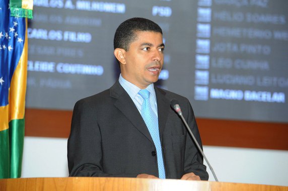 A Comissão Nacional da Verdade (CNV) entregou seu relatório final, em cerimônia oficial, no dia 10 de dezembro, no Palácio do Planalto à presidenta Dilma; deputado estadual Bira do Pindaré (PSB) propôs ao futuro Governador do Maranhão, Flávio Dino (PC do B), quatro medidas decorrentes relatório da CNV; entre as solicitações do parlamentar estão a criação de um Memorial em homenagem a todos os maranhenses que foram vítimas da Ditadura Militar, e o estudo e adoção de formas de reparo moral e material às vítimas identificadas nesse relatório