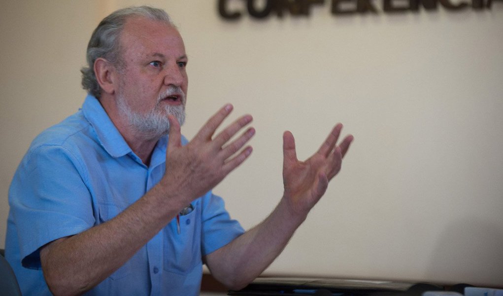 Para o coordenador do MST, modelo “neodesenvolvimentista” era um programa para que todos ganhassem, “mas os bancos, as construtoras e o agronegócio foram os que mais ganharam”; líder camponês afirma que falta reforma agrária, educação de qualidade, valorização dos professores e redução da jornada de trabalho para 40 horas; ainda assim, afirma que a vitória de Aécio Neves seria trágico “para a imensa maioria do povo”, com a hegemonia do capital financeiro, das empresas transnacionais e do agronegócio; Stédile diz que democracia foi seqüestrada por 117 empresas que financiaram a eleição de um Congresso altamente conservador