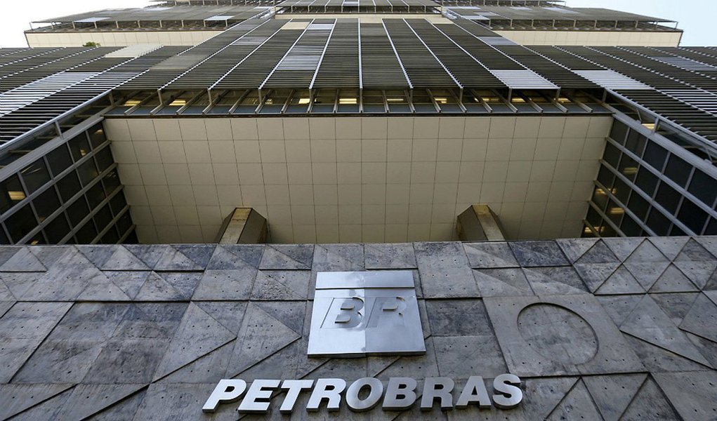 O presidente da Associação de Engenheiros da Petrobras (Aepet), engenheiro químico Felipe Campos Cauby Coutinho, disse que quer lutar para fortalecer institucionalmente a empresa e avaliar de forma crítica a relação da Petrobras com os fornecedores de bens e serviços; ele foi eleito para o triênio 2015/2017 e toma posse nesta terça-feira à noite