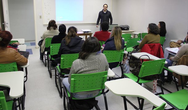 Segundo matéria publicada na Folha de S.Paulo, o governo federal deixou de pagar as aulas dadas desde outubro pelas 500 instituições privadas participantes do Pronatec; Ministério da Educação esclarece que a liberação dos repasses este ano está dentro do previsto e que "foram liberados R$ 119 milhões para regularizar o fluxo"