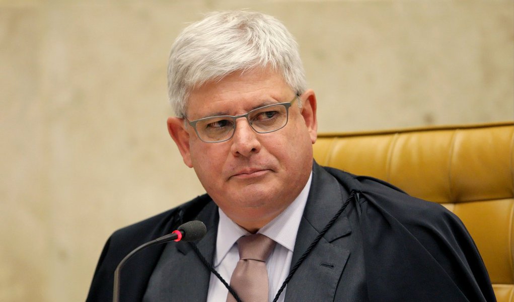 O procurador-geral da República, Rodrigo Janot, deve propor já na próxima semana o desmembramento das investigações que ficarão no âmbito do STF, com o pedido de remessa para a primeira instância dos casos de políticos citados na Operação Lava-Jato e que perderam o foro privilegiado; ele planeja pedir o envio à Justiça Federal no Paraná dos casos de políticos que deixaram de exercer mandato eletivo na Câmara, no Senado ou em governos estaduais