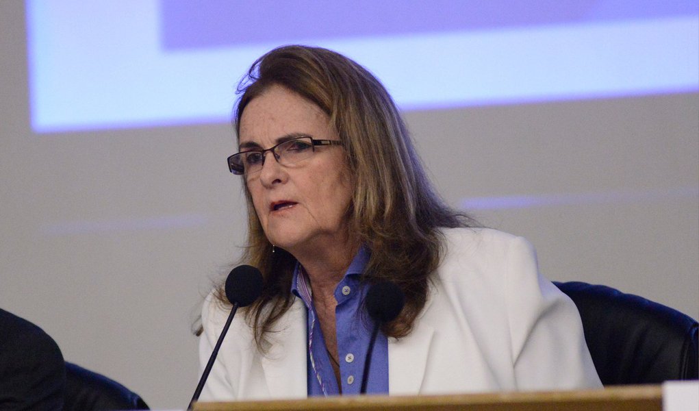 O Tribunal de Contas da União (TCU) decidiu não bloquear os bens da ex-presidenta da Petrobras, Graça Foster, em processo que investiga denúncias de irregularidades na compra da Refinaria de Pasadena (EUA) pela empresa; cinco ministros votaram pela exclusão do nome de Foster e do ex-diretor da Área Internacional da empresa, Jorge Zelada, da lista dos dirigentes que terão os bens bloqueados