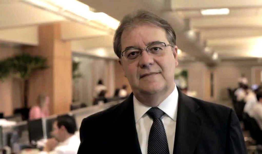 "Há liquidez e juros altos, não consigo ver o real depreciando muito. Apesar de não ser meu cenário-base, não é impossível a inflação atingir o centro da meta em 2016. Para a renda fixa, estimo entrada entre R$ 30 bilhões e R$ 35 bilhões, o que reforça uma inflação comportada no segundo semestre", disse Octavio de Barros, diretor do departamento de estudos econômicos do Bradesco