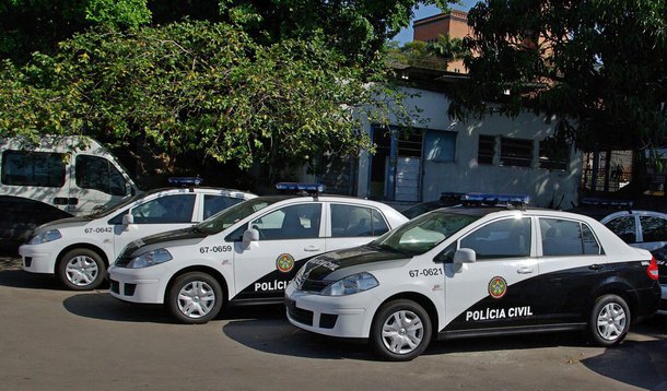 A Policia Civil realizou uma megaoperação para cumprir 36 mandados de prisão e quatro de busca e apreensão; os mandados envolvem pessoas acusadas de participação em uma quadrilha especializada no golpe do falso sequestro - extorsão praticada a partir de telefonemas simulando sequestro; até o fim da manhã, 29 pessoas tinham sido presas