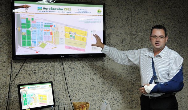 A maior feira de agrotecnologia do Cerrado brasileiro, a AgroBrasília 2015, que começa nesta terça-feira (12) e segue até sábado (16), deverá receber uma média de 98 mil visitantes, 3 mil a mais que no ano passado; com 400 expositores, a expectativa de faturamento é de R$ 650 milhões em negócios, segundo a Seagri; "Essas tecnologias vão permitir aos agricultores tomarem decisões para fazer novos investimentos em suas propriedades", ressaltou o presidente da Emater, Argileu Martins