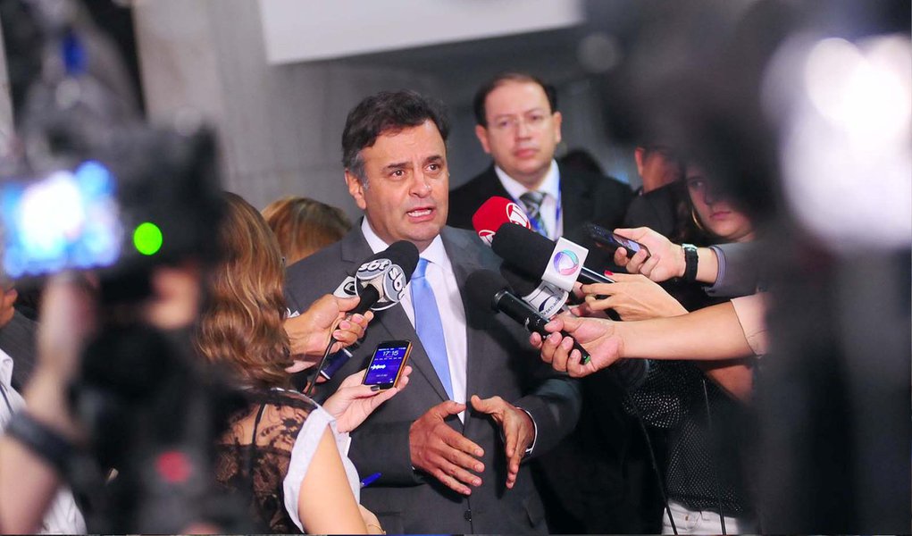 O senador Aécio Neves, presidente do PSDB, emitiu nota nesta quarta (22) sobre o balanço da Petrobras. "Os dados divulgados hoje pela Petrobras mostram mais um capitulo de um filme de má gestão e corrupção, envolvendo a estatal brasileira que há poucos anos era a maior empresa da América Latina e uma das empresas mais eficientes do mundo no seu setor. Em pouco mais de uma década, o governo do PT conseguiu manchar anos de eficiência da Petrobras", afirmou; o tucano diz que a forma de recuperar a capacidade de investimento da Petrobras é eliminar a obrigatoriedade de a Petrobras ser a operadora única do pré-sal, voltar a usar o regime de concessão da Lei 9.478/1997 e profissionalizar a gestão