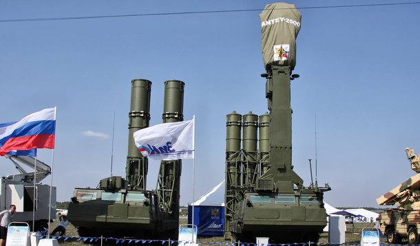 A Rússia ofereceu ao Irã seus novos mísseis Antey-2500, disse nesta segunda-feira o chefe do conglomerado estatal de defesa russo Rostec, Sergei Chemezov, de acordo com a mídia, depois que um acordo entre os países para a venda do míssil de menor potência S-300 foi abandonado por pressão ocidental