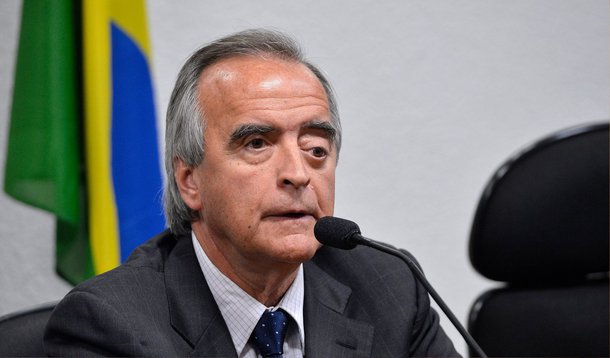 Ex-diretor da área Internacional da Petrobras Nestor Cerveró não respondeu às perguntas feitas pelos membros da CPI da Petrobras, apenas leu um manifesto em que diz que foi "preso e execrado" no Brasil, mas que acredita na Justiça e disse ter "certeza de que a verdade vai prevalecer"; "Não há motivo para eu estar em prisão”, disse; na semana passada, Cerveró emparedou o juiz Sérgio Moro questionando por que respondia em regime fechado e criticou o fato de estar preso com base em uma reportagem da revista Veja