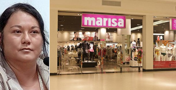 Investigações da Polícia Federal mostram que a Lojas Marisa depositou R$ 3,2 milhões numa conta da doleira Nelma Kodama, condenada a 18 anos de prisão por evasão de divisas; dinheiro foi transferido entre junho de 2009 e maio de 2014 da Lojas Marisa para a Choco Bijoux, empresa usada de fachada; Lojas Marisa informa que foi parceira comercial da Choco Bijoux entre 2009 e 2012, sendo que esta última "fornecia bolsas, cintos e acessórios diversos"
