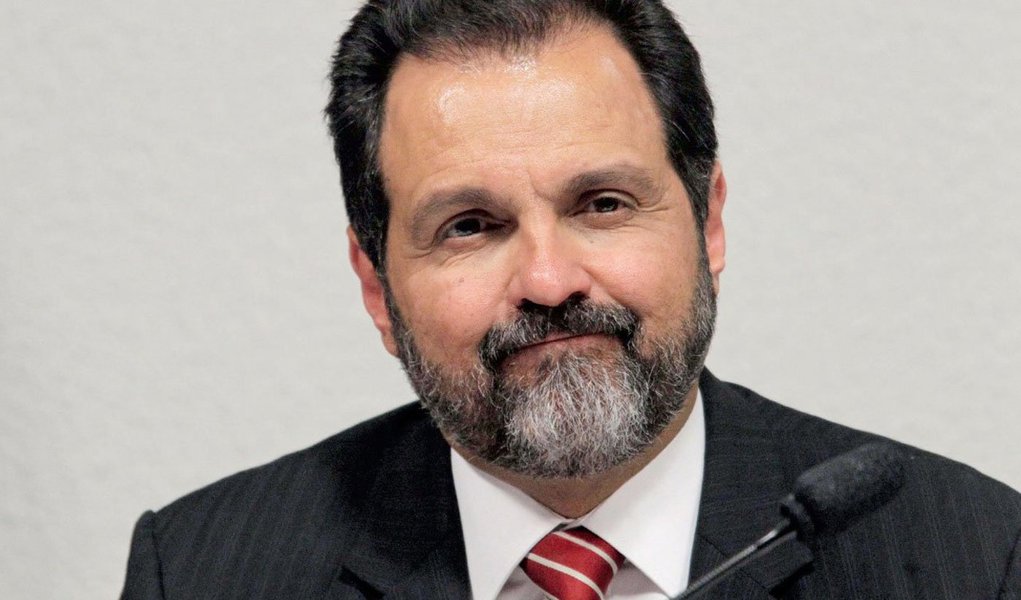 Ex-governador Agnelo Queiroz (PT) contestou neste sábado, 21, a decisão da Justiça que resultou no bloqueio de seus bens; em nota, Agnelo disse que o Ministério Público apresentou argumentos "equivocados" à Justiça do Distrito Federal sobre supostas irregularidades na contratação da Fórmula Indy e na reforma do autódromo Nelson Piquet; ex-governador disse que vai recorrer da decisão e defendeu as iniciativas faziam parte de um "esforço em inserir Brasília no circuito nacional e internacional de grandes eventos, como forma de atração de investimento"