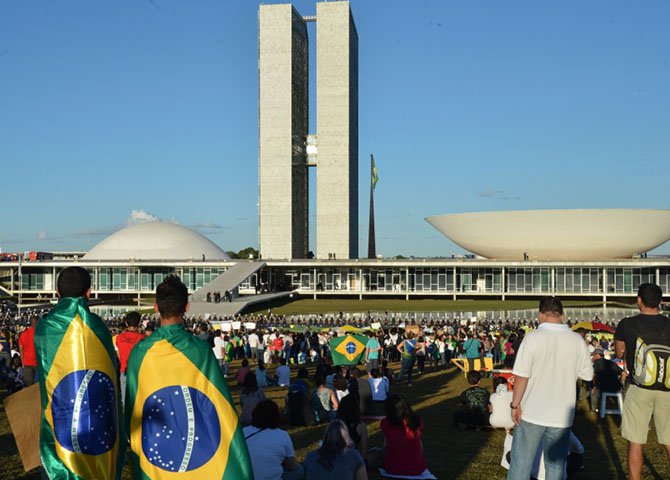 É imprescindível neste momento histórico do país que a população participe de forma direta da discussão da reforma política