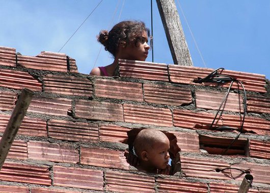 São muitos os gritos que vêm da periferia. Múltiplas vozes que brotam das mais diversas circunstâncias e espaços