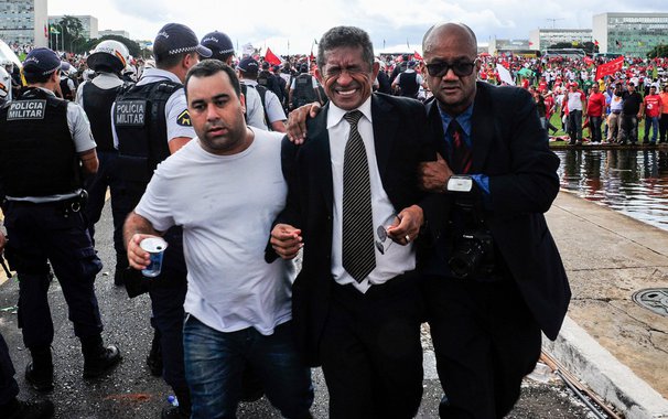 Deputado Vicentinho (PT-SP) atribui aprovação de projeto que libera a terceirização ao crescimento da bancada pró-empresas e a redução da representação dos trabalhadores na Câmara; "Éramos 87 deputados ligados diretamente aos interesses dos trabalhadores e, nesta eleição, caímos para 47. Deputados negros eram em torno de 12% e agora são 4%", disse ele