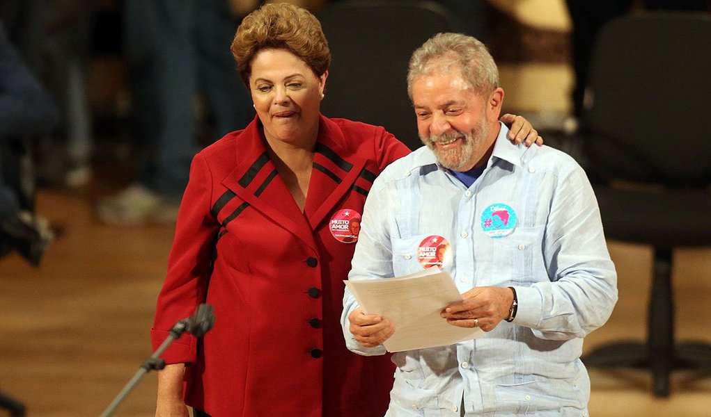 Para o colunista Josias de Souza, nas últimas 72 horas, ex-presidente Lula substituiu Aécio Neves (PSDB) no papel de líder da oposição: ‘Fez três aparições. Em todas elas apontou para os calcanhares de vidro de Dilma Rousseff. Com isso, diminuiu um governo que já havia começado por baixo. E converteu a inquilina do Planalto numa espécie de subpresidente da República’