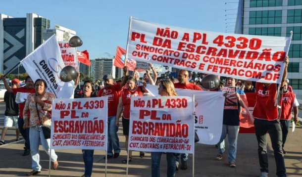 Cerca de 150 manifestantes, carregando vuvuzelas e apitos, protestaram no centro do Rio de Janeiro; segundo os coordenadores do movimento, os manifestantes protestavam pela valorização do piso salarial para os empregados em edifícios; entre as reivindicações estava também a desaprovação ao projeto de lei que regulamenta a terceirização e contra as medidas provisórias (MP) 664/14 e 665/14; o movimento foi acompanhado pelos agentes de trânsito da Companhia de Engenharia de Tráfico da prefeitura do Rio