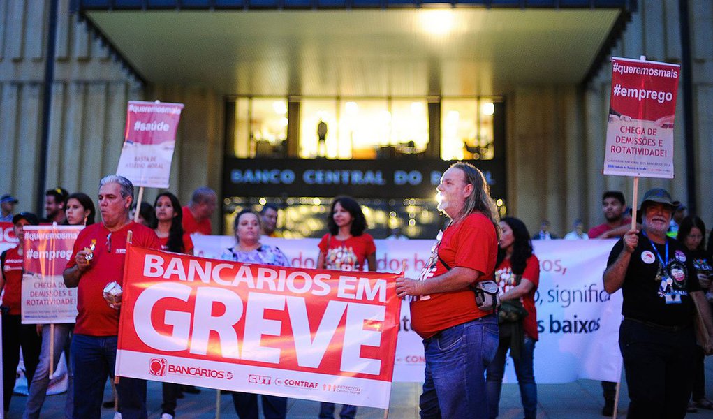 O Comando Nacional dos Bancários decidiu orientar os trabalhadores a aceitar proposta de reajuste feita na sexta-feira pelos bancos, segundo comunicado divulgado neste sábado pela Confederação Nacional dos Trabalhadores do Ramo Financeiro; a Federação Nacional dos Bancos (Fenaban) aumentou a proposta de índice de reajuste de 7,35% para 8,5%