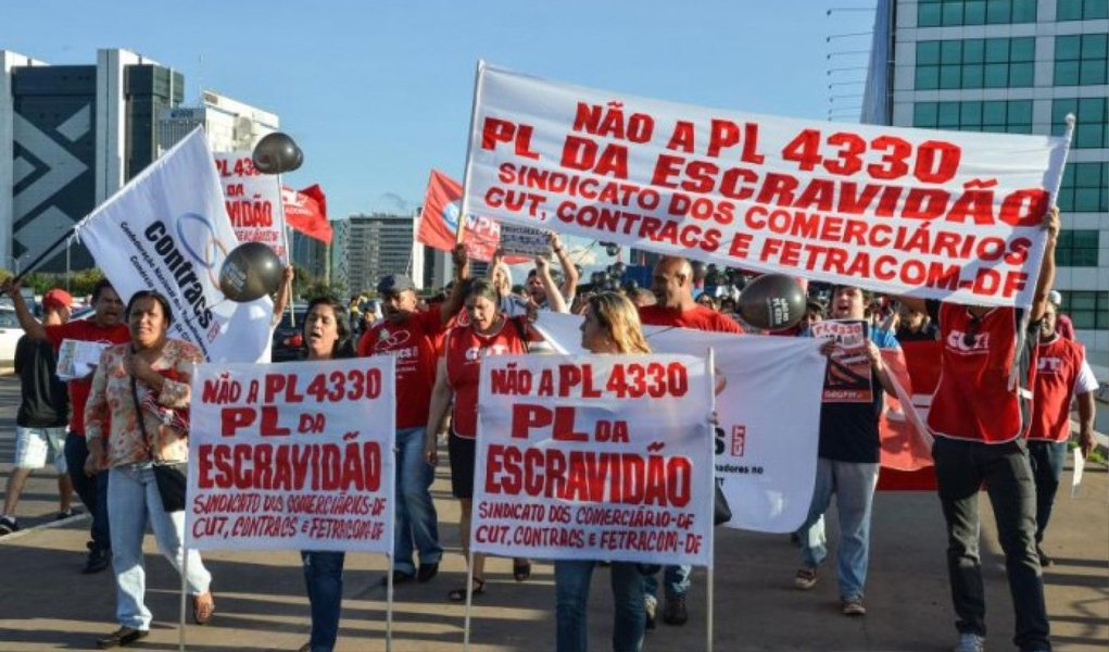 Cerca de 150 manifestantes, carregando vuvuzelas e apitos, protestaram no centro do Rio de Janeiro; segundo os coordenadores do movimento, os manifestantes protestavam pela valorização do piso salarial para os empregados em edifícios; entre as reivindicações estava também a desaprovação ao projeto de lei que regulamenta a terceirização e contra as medidas provisórias (MP) 664/14 e 665/14; o movimento foi acompanhado pelos agentes de trânsito da Companhia de Engenharia de Tráfico da prefeitura do Rio