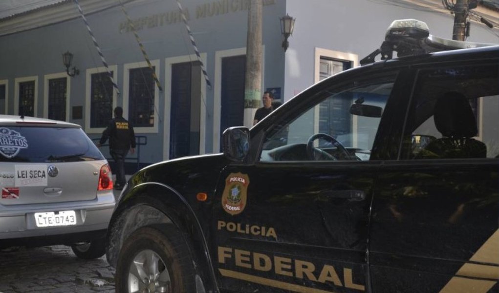 Agentes da Polícia Federal cumpriram nesta terça-feira, 18, três mandados de busca e apreensão nas sedes da Prefeitura de Mangaratiba e do jornal "Povo", na região conhecida como Costa Verde, ao sul do Rio; operação apura fraudes em contratações realizadas pela prefeitura em 2011 e 2012; segundo o Ministério Público, "a Prefeitura de Mangaratiba pagaria ao 'Povo' para que alterasse a matriz dos jornais que já haviam circulado e inserisse editais de convocação e resultados de licitações fraudadas, sem que a informação tivesse sido realmente publicada"