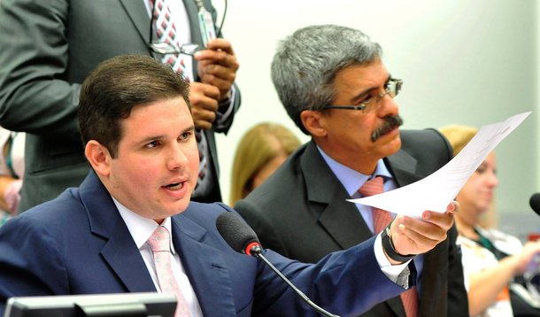 Reunião de instalação da Comissão Parlamentar de Inquérito que irá investigar a corrupção na Petrobras elegeu nesta quinta-feira, 26, os nomes dos deputados Hugo Motta (PMDB-PB) e Luiz Sérgio (PT-RJ) na presidência e relatoria do colegiado; CPI terá o prazo de 120 dias para concluir seus trabalhos e deverá ser investigado também as denúncias de pagamento de propina na estatal durante o governo do ex-presidente Fernando Henrique Cardoso foi presidente da República (1995-2003)