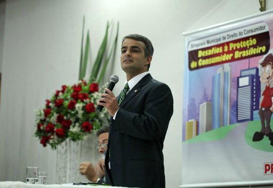 O promotor Leonardo Roscoe Bessa é o novo procurador-geral de Justiça do Distrito Federal, cargo para o qual foi nomeado para os próximos dois anos; A nomeação foi assinada nesta quinta-feira (20) pela presidente Dilma Rousseff; também concorriam o procurador Diaulas Ribeiro e o promotor Carlos Alberto Cantarutti