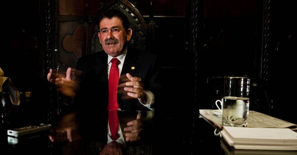 A polícia prendeu o penúltimo membro de uma quadrilha acusada de participar da invasão ao sítio do presidente da Assembleia Legislativa do Rio, Paulo Melo (PMDB), em Rio Bonito, região das baixadas litorâneas, em junho deste ano; o grupo praticava assaltos a residências, sítios e fazendas em várias localidades e era liderada por dois irmãos; um está preso e o outro foragido; de acordo com a polícia, pelo menos 70 crimes foram cometidos pela quadrilha em 2013 e 2014, no sul fluminense e nas regiões serrana e dos Lagos