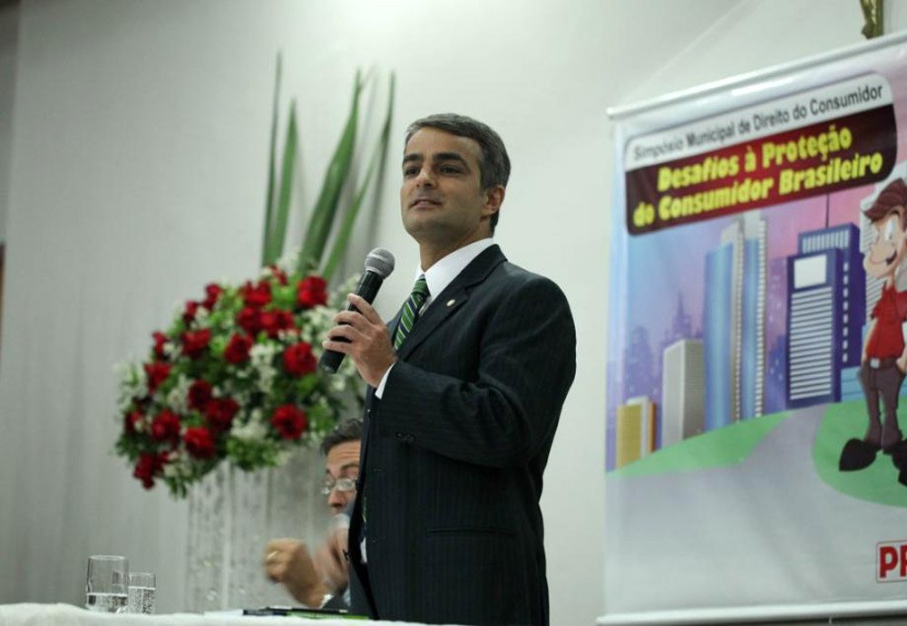 O promotor Leonardo Roscoe Bessa é o novo procurador-geral de Justiça do Distrito Federal, cargo para o qual foi nomeado para os próximos dois anos; A nomeação foi assinada nesta quinta-feira (20) pela presidente Dilma Rousseff; também concorriam o procurador Diaulas Ribeiro e o promotor Carlos Alberto Cantarutti