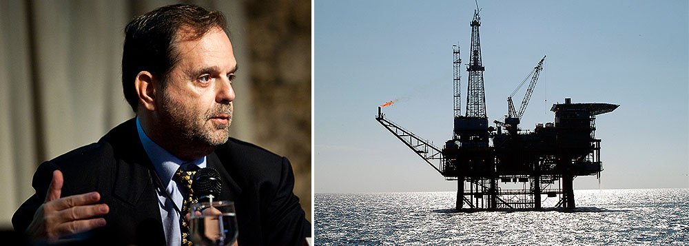 David Zylberstajn, que comandou a Agência Nacional de Petróleo no governo FHC. afirma, em artigo, que as reservas do pré-sal recentemente descobertas e exploradas pela Petrobras não representam o "passaporte para o futuro"; "No Brasil, estamos apostando o futuro, no século XXI, na energia do século XX. E investindo muito aquém do que deveríamos para tornar nossa matriz energética mais eficiente e menos dependente de hidrocarbonetos", diz ele; hoje consultor na área de energia, ele também contesta o modelo de partilha, que dá mais poderes à Petrobras, e defende a volta ao regime de concessão