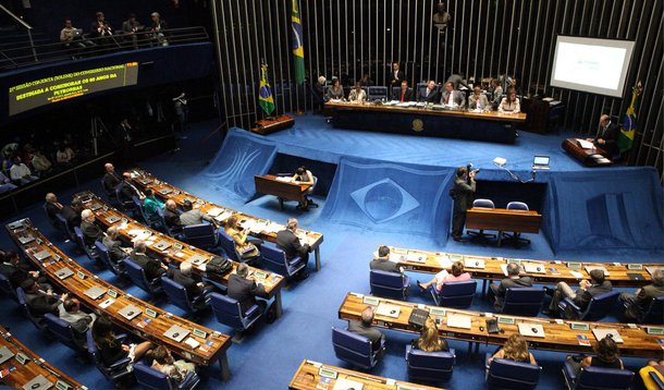Senado aprovou nesta terça (24), em segundo turno, o fim das coligações partidárias nas eleições proporcionais; a PEC 40/2011, do ex-senador José Sarney (PMDB-AP), havia sido aprovada em primeiro turno há duas semanas e faz parte de um grupo de matérias relacionadas à reforma política selecionadas pelo presidente do Senado, Renan Calheiros, e pelos líderes partidários; foram 62 votos a favor e apenas três contrários, além de uma abstenção; pela proposta, somente serão admitidas coligações nas eleições majoritárias (para senador, prefeito, governador e presidente)