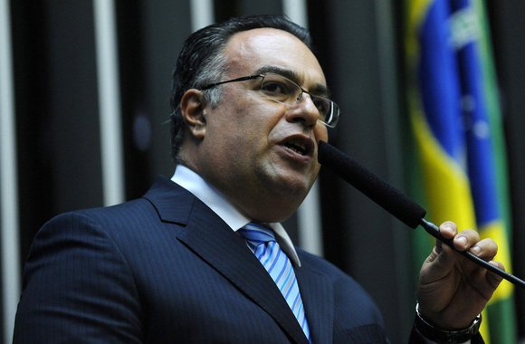 Por falta de quórum mínimo de 34 parlamentares, a Comissão de Constituição e Justiça (CCJ) da Câmara não conseguiu votar o recurso apresentado pela defesa do deputado André Vargas (sem partido-PR) para tentar reverter a decisão do Conselho de Ética que, em agosto, aprovou, por unanimidade, o pedido de cassação de Vargas; sem avanço, o parecer sobre o recurso deve ser votado na próxima quarta-feira (15); até lá, a pauta da CCJ fica trancada