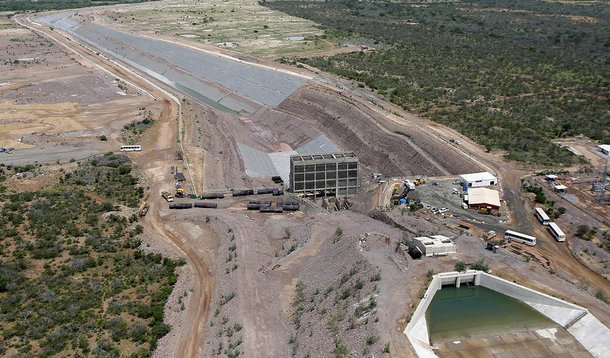 Desdobramentos da operação Lava Jato e o ajuste fiscal do governo federal diminuíram o ritmo das despesas com obras de infraestrutura e compras de equipamentos no País; no primeiro bimestre de 2015, despesas do Tesouro Nacional 31,3% em relação ao montante dos primeiros dois meses de 2014; desembolsos das estatais federais caíram 23,7%, atingindo R$ 12,1 bilhões; retração também grandes os estados; em São Paulo, onde o governador tucano Geraldo Alckmin foi reeleito, os investimentos caíram 17,1% no primeiro bimestre na comparação com os valores corrigidos do mesmo período de 2014; redução do ritmo das obras no país já causou demissão de pelo menos 25 mil trabalhadores 