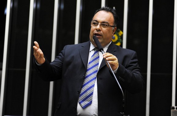 Sob guarda da Justiça, a casa onde morava o ex-deputado André Vargas (ex-PT-PR) foi comprada com "recursos criminosos" de lavagem de dinheiro, de acordo com investigações da Operação Lava Jato; o imóvel fica num condomínio fechado em Londrina (PR) e foi comprado em 2011 por R$ 980 mil; do valor total, Vargas pagou R$ 363 mil em espécie; "Trata-se de expediente usualmente utilizado para evitar rastreamento de dinheiro sem origem lícita", disse o juiz Sergio Moro