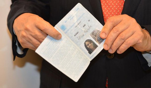 Foi lançada oficialmente nesta quinta-feira (27), pelo ministro do Trabalho, Manoel Dias, a Carteira de Trabalho Digital; no Distrito Federal, o serviço está em fase final do processo de licitação e deve começar a funcionar ainda em 2014; "Acreditamos que ainda em dezembro os kits sejam instalados nas Agências do Trabalhador e nos postos do Na Hora, e que os funcionários já estejam em treinamento do novo sistema", declarou o secretário de Trabalho do DF, Bolivar Rocha