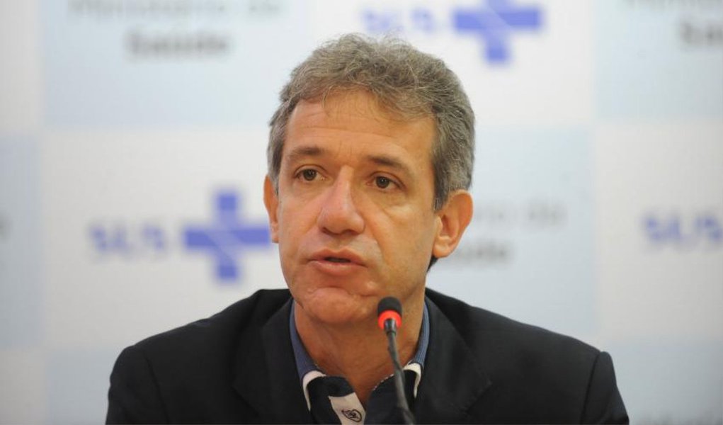 Atual ministro da Saúde, Arthur Chioro será reconduzido ao cargo neste dia 1º janeiro; ele é médico sanitarista e professor universitário, com mestrado e doutorado em saúde coletiva nas universidades de Campinas e São Paulo respectivamente; filiado ao PT, Chioro assumiu o ministério em fevereiro de 2014, depois da saída de Alexandre Padilha, que concorreu ao governo de São Paulo; na oportunidade, assumiu a condução de um dos programas de maior visibilidade do governo Dilma Rousseff, o Mais Médicos