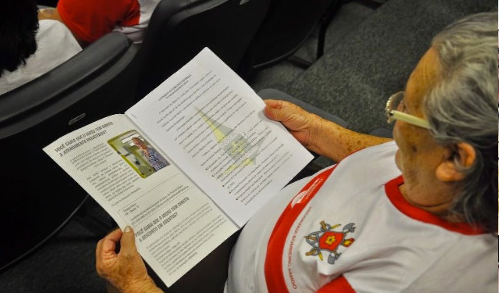 No dia 1º de outubro, o Estatuto do Idoso completou 11 anos; muitos não sabem, por exemplo, que as pessoas com mais de 60 anos têm direito a descontos em eventos e isenção do IPTU, além da popular prioridade nas filas, entre outros benefícios; cartilha também orienta sobre como e onde exigir o cumprimento dos direitos