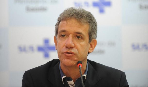 Atual ministro da Saúde, Arthur Chioro será reconduzido ao cargo neste dia 1º janeiro; ele é médico sanitarista e professor universitário, com mestrado e doutorado em saúde coletiva nas universidades de Campinas e São Paulo respectivamente; filiado ao PT, Chioro assumiu o ministério em fevereiro de 2014, depois da saída de Alexandre Padilha, que concorreu ao governo de São Paulo; na oportunidade, assumiu a condução de um dos programas de maior visibilidade do governo Dilma Rousseff, o Mais Médicos