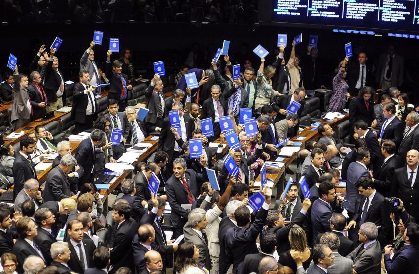 Se, de uma hora para outra, os Congressistas votassem uma nova lei restaurando a escravidão no país, o que você faria? Aceitaria? Ficaria inerte, indiferente? Pois é exatamente isso que está ocorrendo