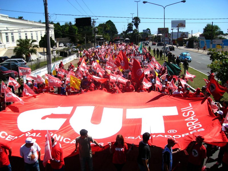 Manifesto assinado pelos presidentes da Central Única dos Trabalhadores (CUT) dos estados do Nordeste "repudia veementemente as manifestações preconceituosas repercutidas nas redes sociais" que associaram o voto do povo nordestino à candidata do PT Dilma Rousseff em primeiro turno como "burrice" e "pobreza"; sindicalistas também rejeitaram a declaração de FHC, que deu início às publicações; tucano disse que votos do PT vinham de "menos informados"