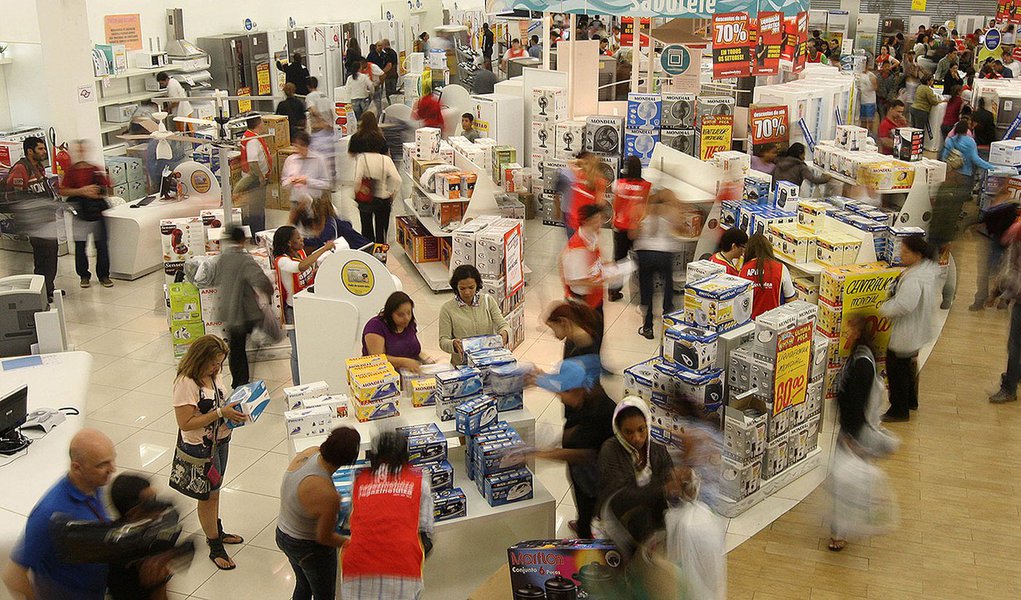 Executivos de grandes empresas do varejo brasileiro preveem um ritmo de crescimento geral pouco animador para o setor em 2015, com o apetite dos consumidores sendo negativamente impactado pela realização de necessários ajustes na economia; para o presidente da varejista de moda Riachuelo, Flávio Rocha, o momento será de consolidação do setor