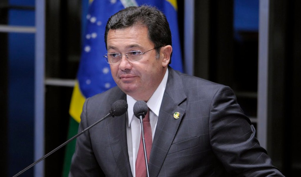 Indicação do senador Vital do Rêgo (PMDB-PB) para o Tribunal de Contas da União (TCU) foi aprovada nesta terça (2), no plenário do Senado, por 63 votos a favor, um contrário e uma abstenção; com isso, a partir do próximo ano, Vital vai assumir a vaga do ministro José Jorge, que se aposentará por ter completado 70 anos no mês passado; Vital passou por sabatina mais cedo na Comissão de Assuntos Econômicos (CAE) do Senado, onde foi aprovado pela unanimidade dos colegas que votaram na comissão