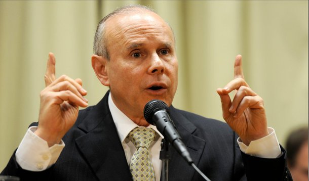 Ministro da Fazenda Guido Mantega disse no dia 19 de outubro que quem apostasse em uma alta do dólar após a reeleição da presidente Dilma Rousseff iria "quebrar a cara"; após abrir a segunda-feira em R$ 2,56, o dólar futuro voltou a R$ 2,40 nesta quinta (30); o consenso era de que uma reeleição da petista iria derrubar a Bolsa e disparar o dólar, com projeções que apontavam para a moeda em R$ 2,70; até agora, Mantega estava certo