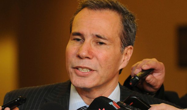 A promotora Viviana Fein, que lidera o caso da morte de Alberto Nisman (o promotor argentino encontrado morto ontem) emitiu uma nota sobre o laudo da autópsia feita no corpo; segundo a comunicação, "não houve intervenção de terceiras pessoas" no caso; "De acordo com a autópsia, ele disparou a arma e não há dúvida", disse; no entanto, ela ainda afirma que pode se tratar de um "suicídio induzido"