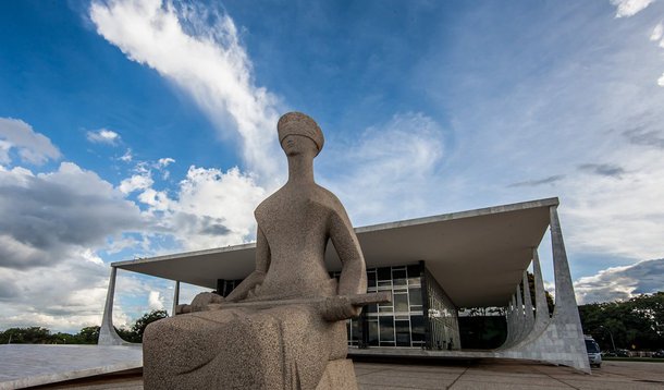 Partido ingressou com uma ação contra a lei que endurece as regras que tratam da fusão de legendas; a legislação, sancionada em março pela presidente Dilma Rousseff, estabelece que a fusão só poderá ser concretizada cinco anos após a criação das siglas; no ano passado, o ex-governador do Ceará Cid Gomes já havia defendido que o Pros juntasse forças com outra legenda, como o PDT ou PCdoB