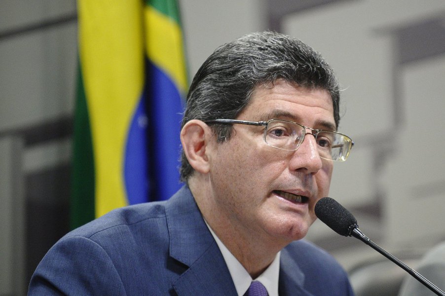 Ministro da Fazenda anunciou na Comissão de Assuntos Econômicos (CAE) do Senado o "compromisso irrevogável" do Executivo de completar em 1º de fevereiro de 2016 a regulamentação da Lei Complementar 148/2014, que instituiu novo indexador das dívidas de estados e municípios com a União; segundo ele, o impacto financeiro dessa lei é de R$ 3 bilhões, que o governo pretende evitar este ano