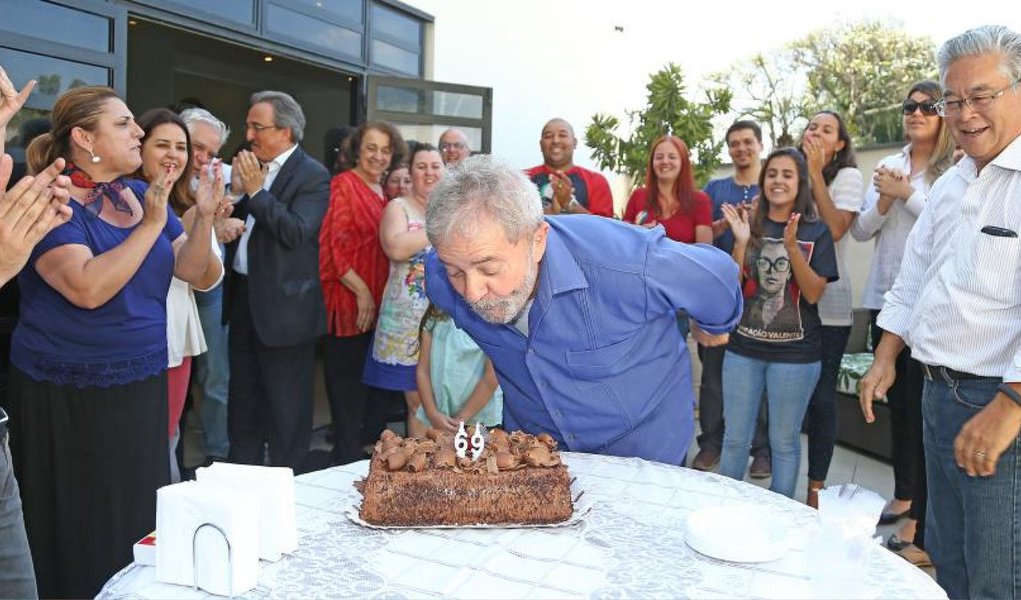 Um dia após a reeleição da presidente Dilma Rousseff (PT), o ex-presidente Luiz Inácio Lula da Silva celebrou 69 anos em almoço ao lado de amigos nesta segunda (27), no Instituto Lula, em São Paulo; por volta das 16h, Lula convidou integrantes da juventude do partido e membros do coletivo cultural Fora do Eixo para participar da comemoração; ao som de gritos como "Lula guerreiro do povo brasileiro", o ex-presidente recebeu os parabéns e soprou velas de um bolo