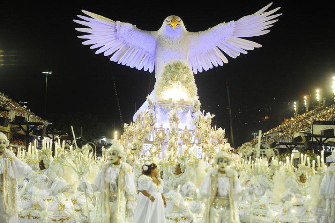 Segundo dia de desfiles do Grupo Especial foi marcado pelas homenagens à África e ao Rio de Janeiro; grande destaque da noite foi a performance da Portela, que está há 45 anos sem ganhar um carnaval; carro abre-alas da escola de Madureira foi outra surpresa; a tradicional águia da agremiação entrou na Sapucaí deitada, se levantou, abriu as asas e se transformou em um grande Cristo Redentor alado, de 26 metros; Beija-Flor e Unidos da Tijuca também agitaram a Sapucaí