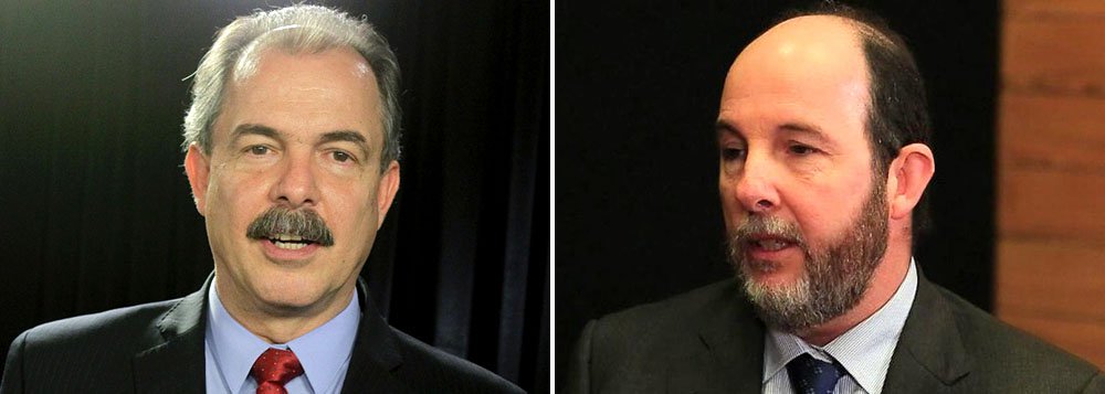 Ministro da Casa Civil, Aloizio Mercadante, vai se licenciar do governo para reforçar a coordenação da campanha de Dilma Rousseff (PT) e também será o porta-voz para temas econômicos; presidente nacional do PT, Rui Falcão, indicou que a estratégia é fazer uma espécie de contraponto ao ex-presidente do Banco Central Arminio Fraga, anunciado como ministro da Fazenda em caso de vitória do tucano Aécio Neves