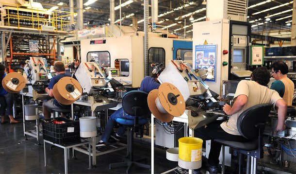 Indicador que mede a evolução da produção ficou em 48,2 pontos em março deste ano, de acordo com a Sondagem Industrial, pesquisa mensal da Confederação Nacional da Indústria (CNI); mesmo em declínio, o ritmo da produção melhorou em relação a fevereiro, quando o índice estava em 40,1 pontos; a pesquisa também apontou que a falta de demanda interna é principal problema da indústria