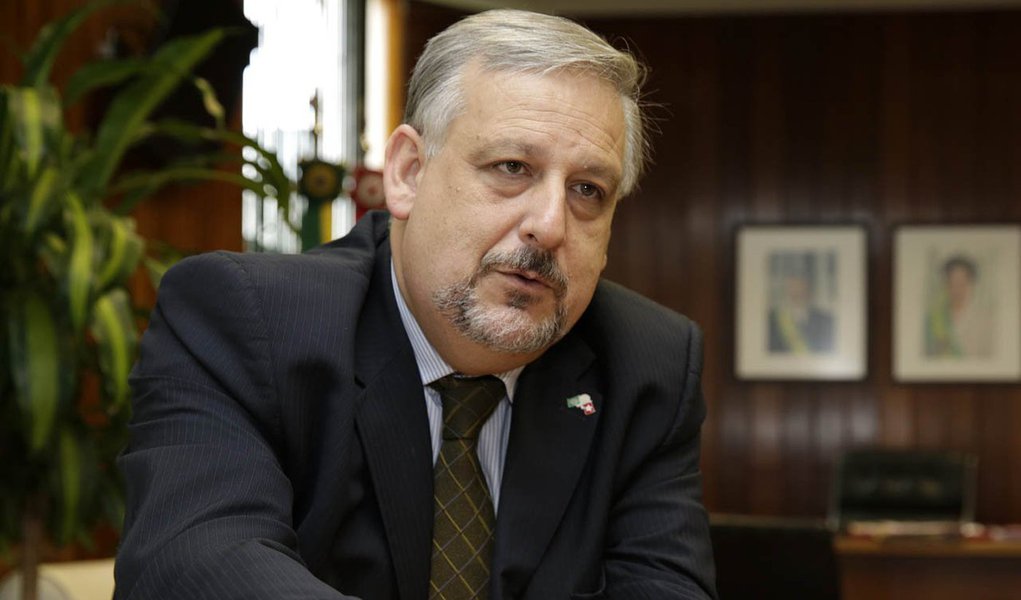 Ministro das Relações Institucionais nega que tenha conversado com a presidente sobre a candidatura do deputado Eduardo Cunha à presidência da Câmara; neste domingo, coluna Painel do jornal Folha de S. Paulo disse que Ricardo Berzoini tinha recados de Dilma para dar ao PMDB