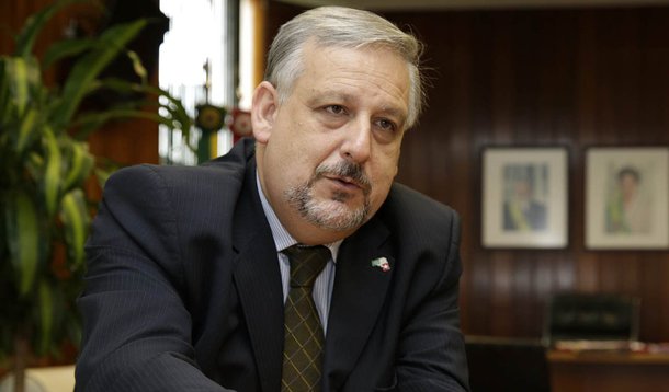 Ministro das Relações Institucionais nega que tenha conversado com a presidente sobre a candidatura do deputado Eduardo Cunha à presidência da Câmara; neste domingo, coluna Painel do jornal Folha de S. Paulo disse que Ricardo Berzoini tinha recados de Dilma para dar ao PMDB